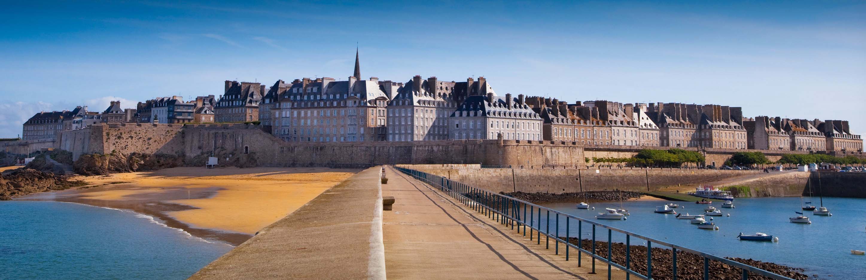 Saint-Malo intra-muros vu depuis la digue